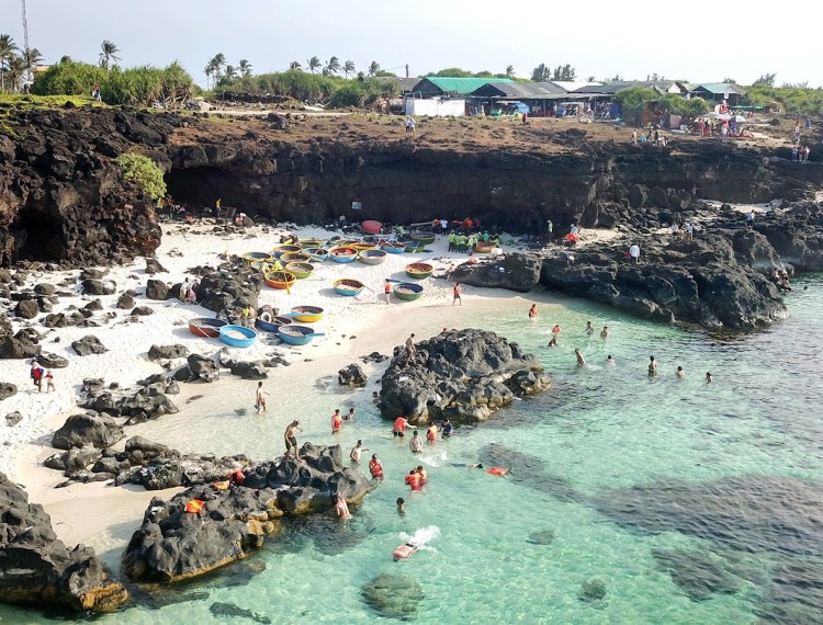 Đảo Lý Sơn biển xanh nắng vàng đón trăm du khách ngày đầu nghỉ lễ