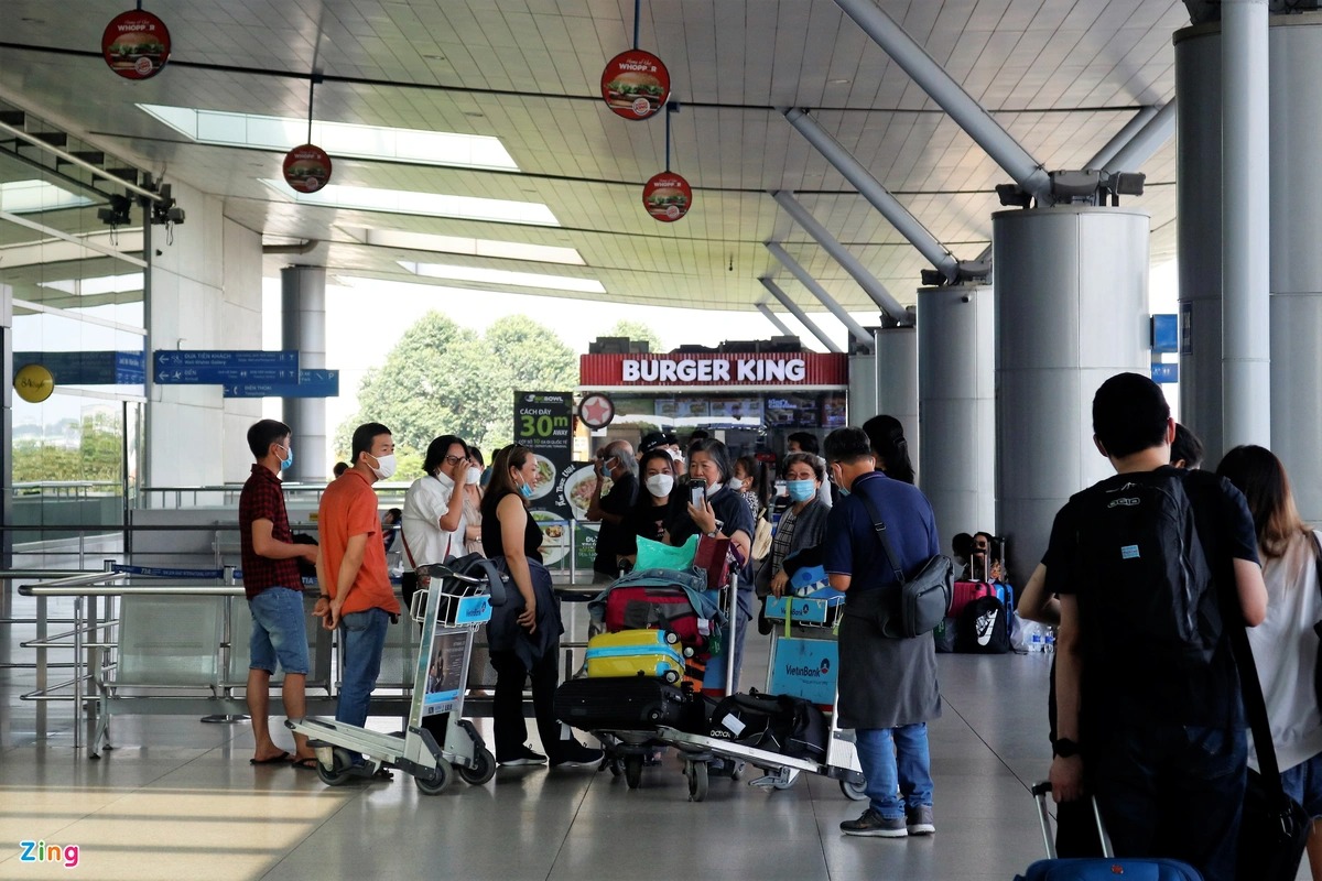 Ga quốc tế Tân Sơn Nhất dần đông khách đi du lịch nước ngoài - 2