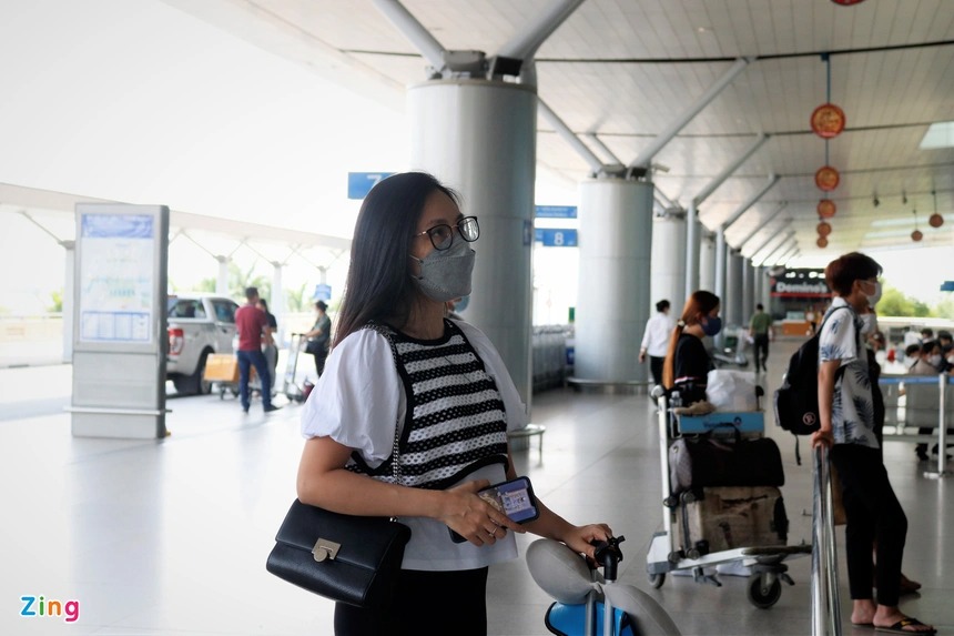 Ga quốc tế Tân Sơn Nhất dần đông khách đi du lịch nước ngoài - 5