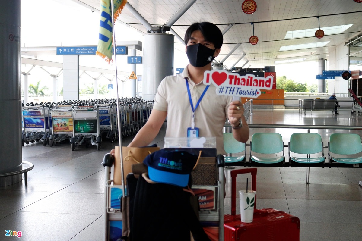 Ga quốc tế Tân Sơn Nhất dần đông khách đi du lịch nước ngoài - 6