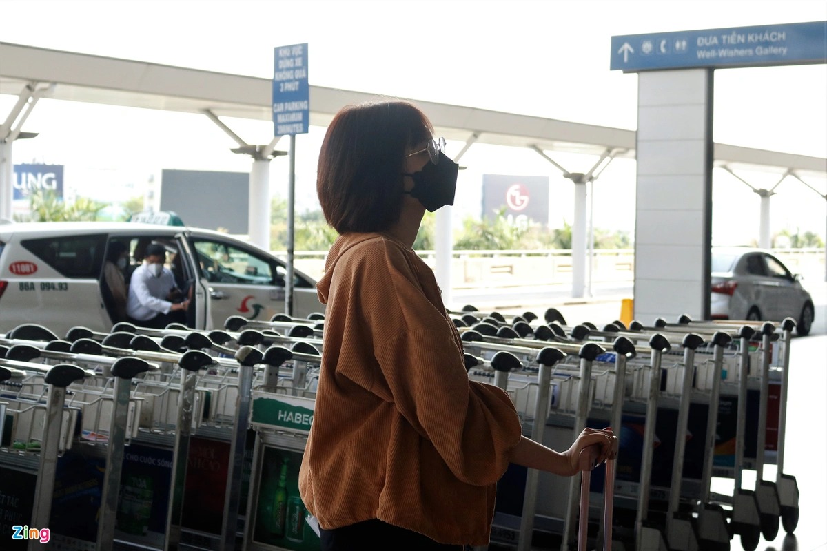 Ga quốc tế Tân Sơn Nhất dần đông khách đi du lịch nước ngoài - 7