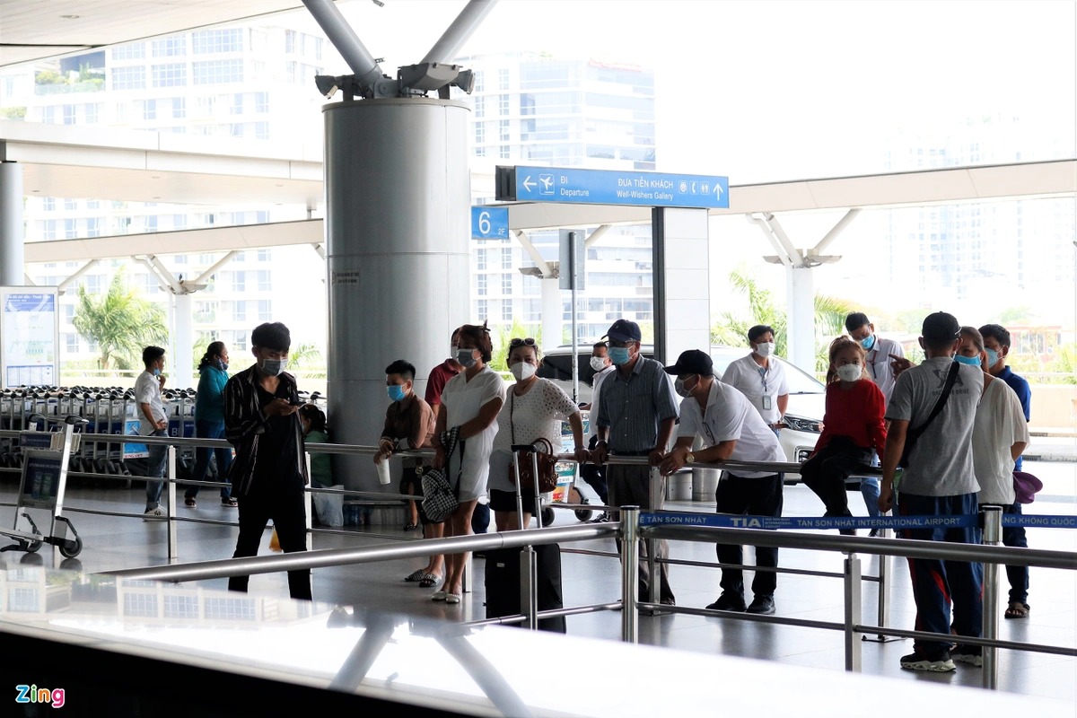 Ga quốc tế Tân Sơn Nhất dần đông khách đi du lịch nước ngoài - 9