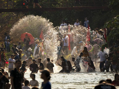 Lễ hội - Lễ hội té nước dịp giổ Tổ ít người biết ở Lai Châu