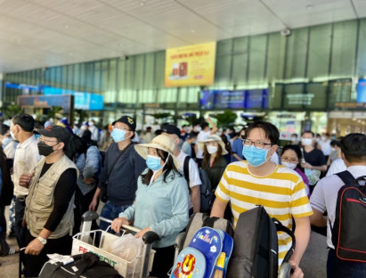 Chuyển động - Sân bay Tân Sơn Nhất nhộn nhịp ngày đầu dịp giỗ Tổ