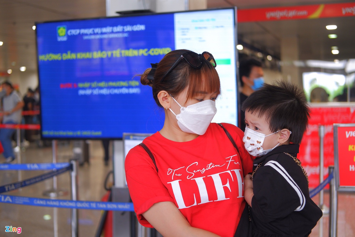 Sân bay Tân Sơn Nhất nhộn nhịp ngày đầu dịp giỗ Tổ - 1