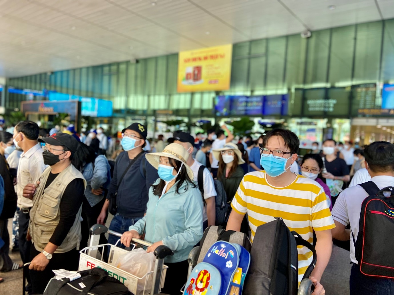 Sân bay Tân Sơn Nhất nhộn nhịp ngày đầu dịp giỗ Tổ - 2