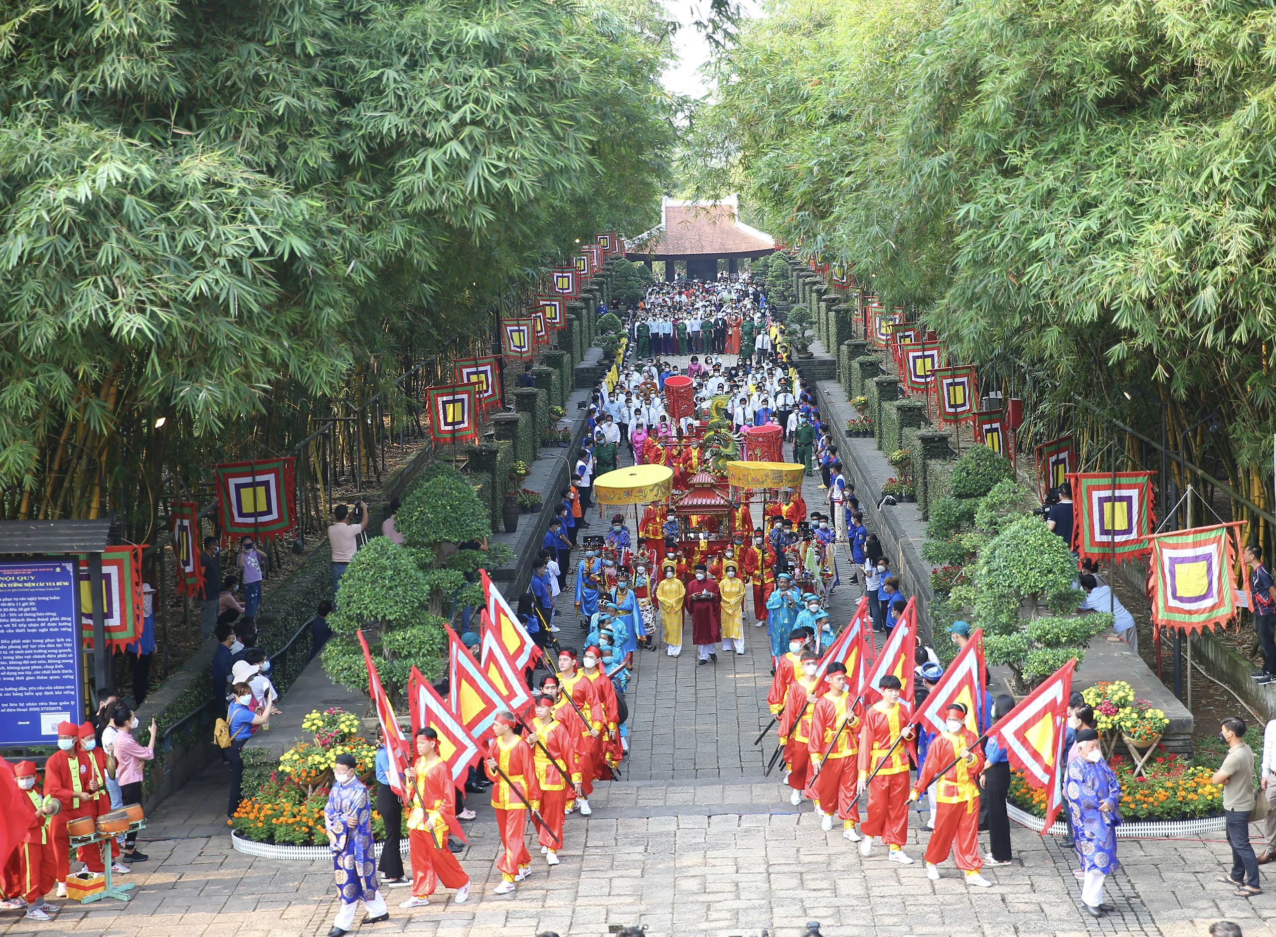 Lãnh đạo TP.HCM và hàng ngàn người dân dâng hương tưởng niệm các vua Hùng - 1