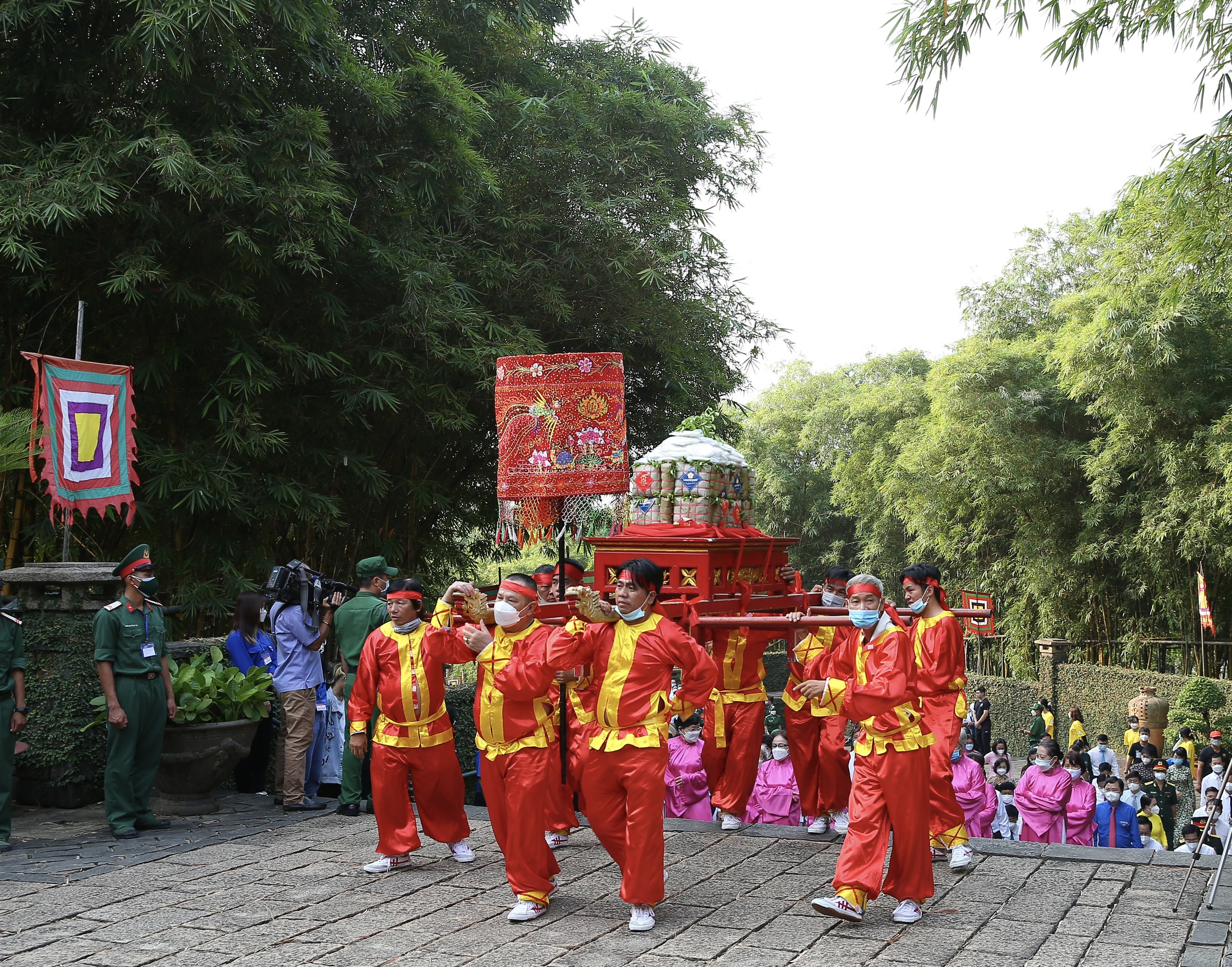 Lãnh đạo TP.HCM và hàng ngàn người dân dâng hương tưởng niệm các vua Hùng - 2