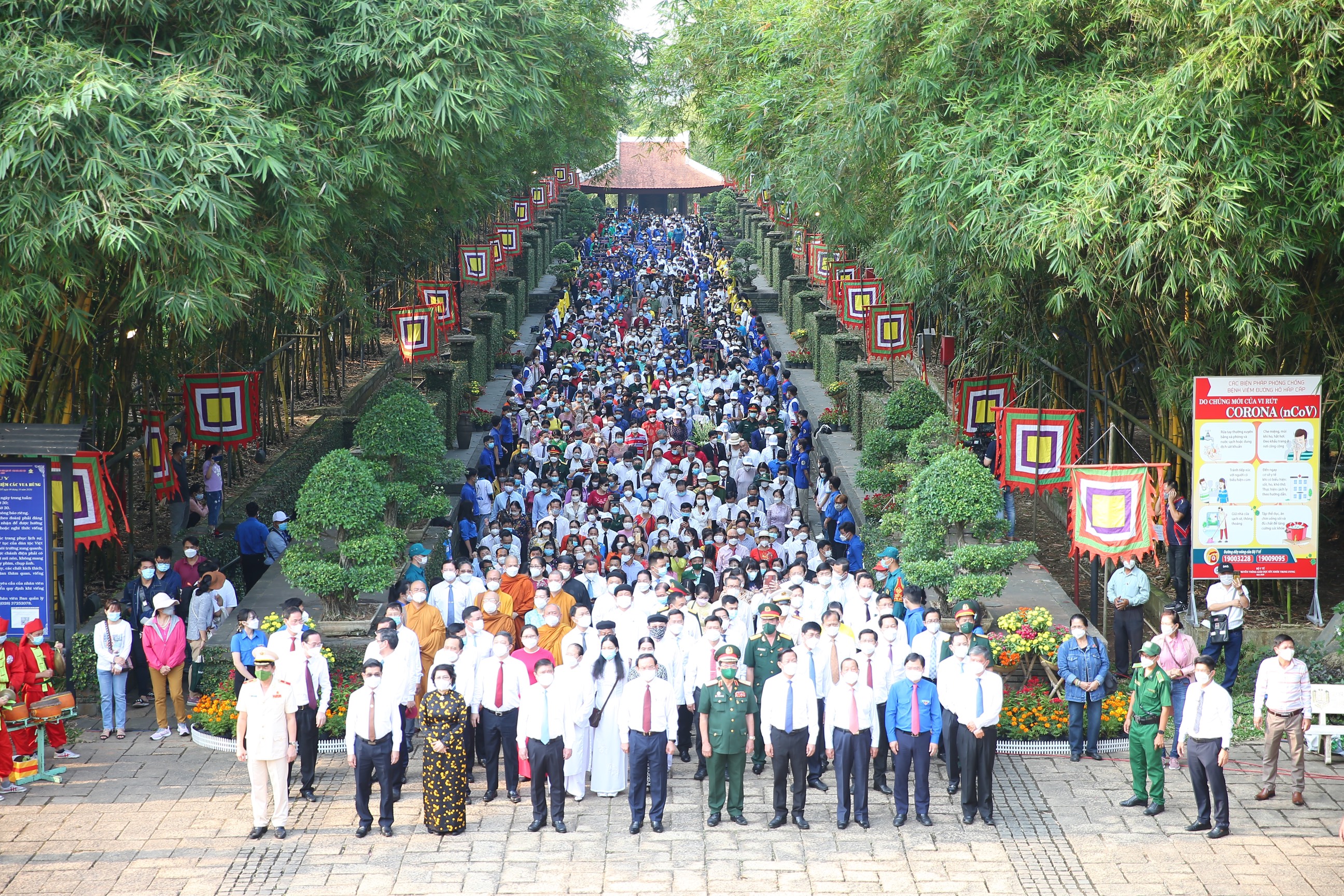 Lãnh đạo TP.HCM và hàng ngàn người dân dâng hương tưởng niệm các vua Hùng - 4