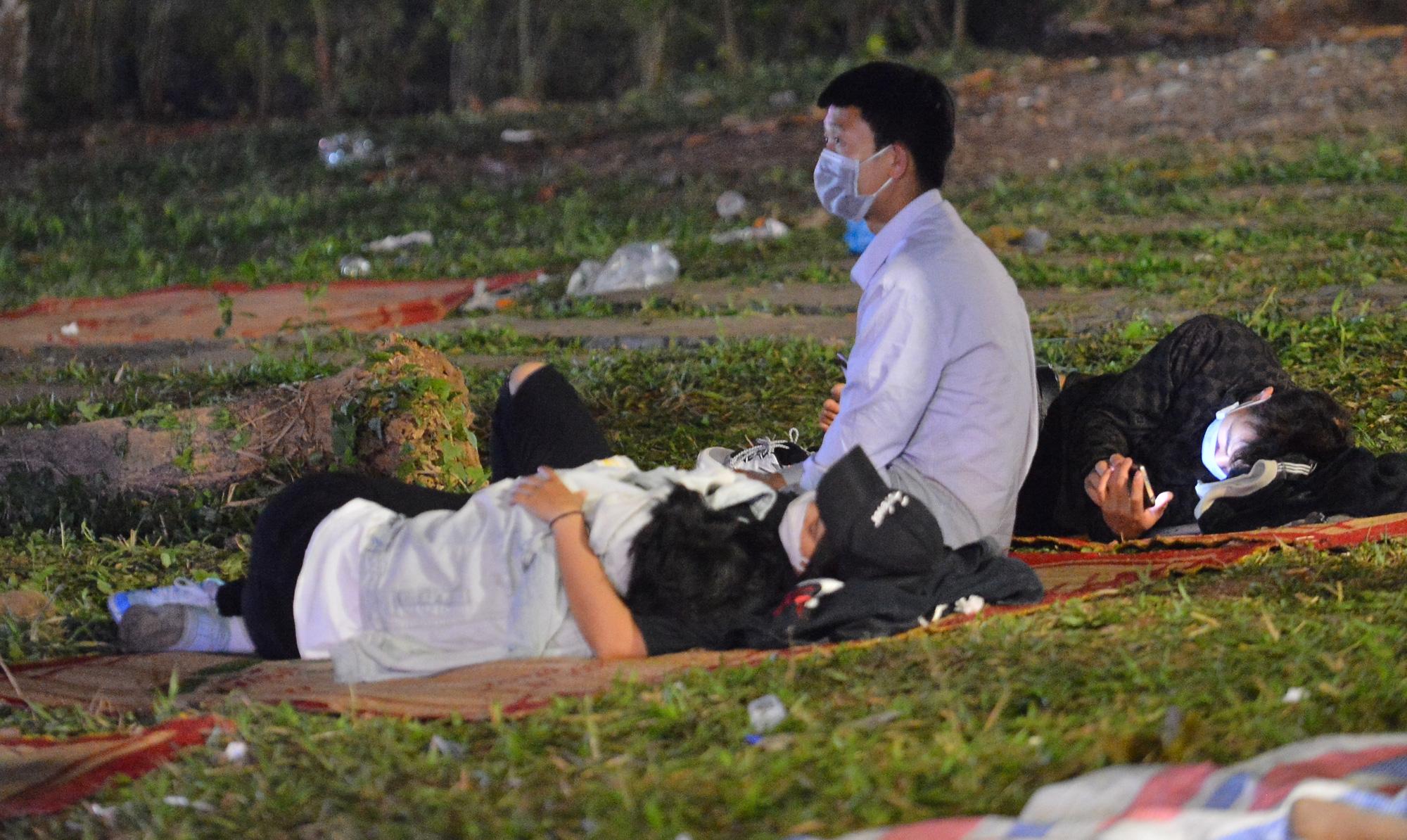 Du khách trải bạt nằm vạ vật, chấp nhận cảnh 'màn trời, chiếu đất' bám trụ xuyên đêm chờ dâng hương Vua Hùng - 6