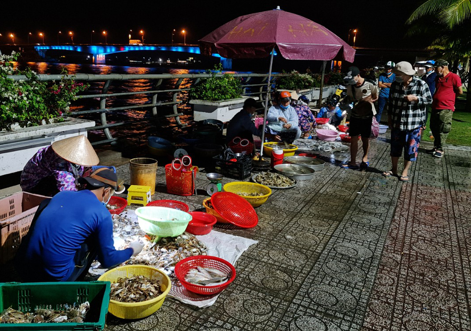 Du khách nườm nượp đến chợ Hà Tiên mua cá, mực lúc rạng sáng - 3
