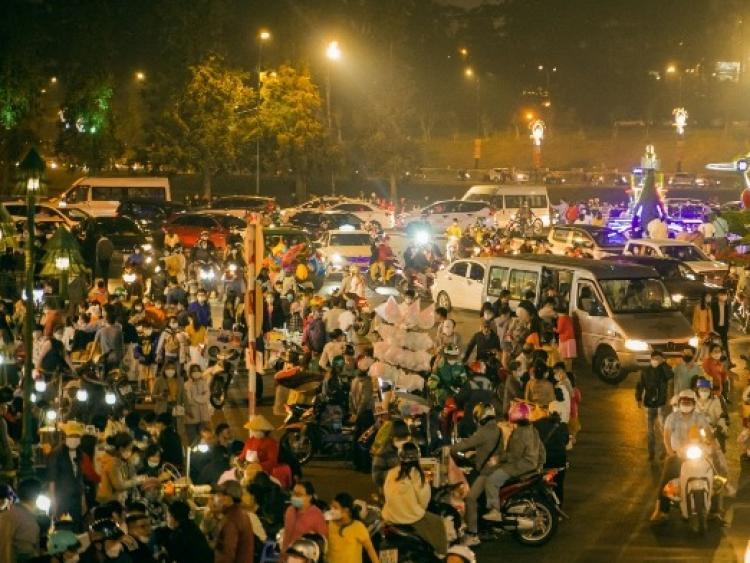 Nghỉ Giỗ Tổ: 5 vạn khách đổ về Đà Lạt, chợ đêm 'đông như kiến'
