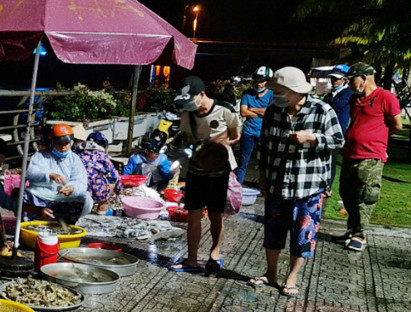 Chuyển động - Du khách nườm nượp đến chợ Hà Tiên mua cá, mực lúc rạng sáng