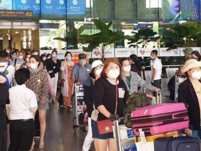 Chuyển động - Hình ảnh sân bay Tân Sơn Nhất ngày cuối nghỉ lễ Giỗ Tổ, 4 vạn khách kéo vali đổ bộ