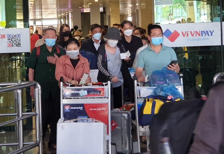 Hình ảnh sân bay Tân Sơn Nhất ngày cuối nghỉ lễ Giỗ Tổ, 4 vạn khách kéo vali đổ bộ - 1