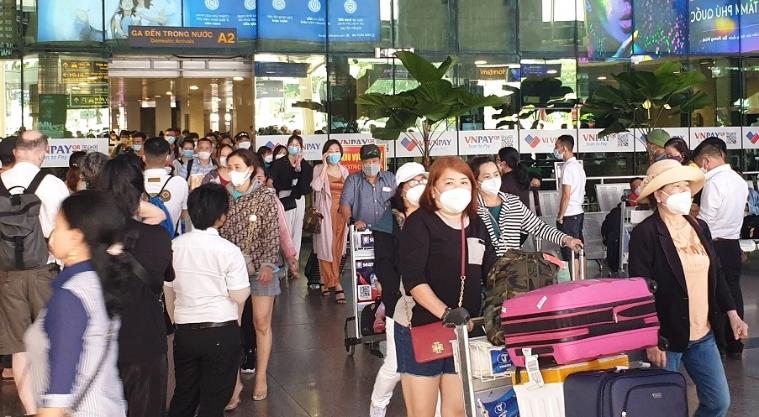 Hình ảnh sân bay Tân Sơn Nhất ngày cuối nghỉ lễ Giỗ Tổ, 4 vạn khách kéo vali đổ bộ - 2