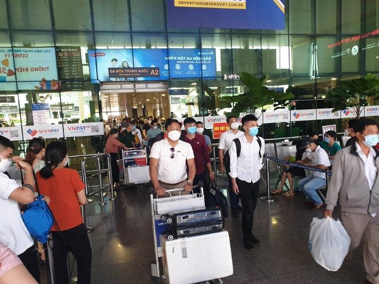Hình ảnh sân bay Tân Sơn Nhất ngày cuối nghỉ lễ Giỗ Tổ, 4 vạn khách kéo vali đổ bộ - 3