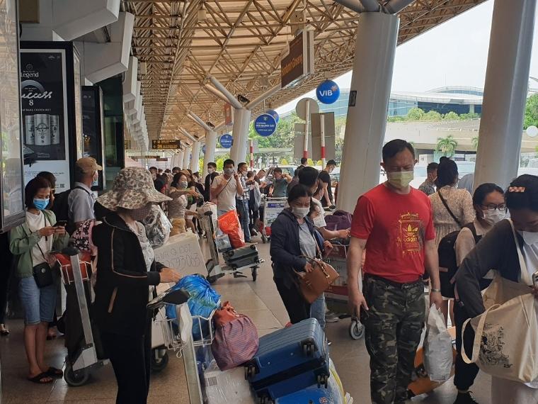 Hình ảnh sân bay Tân Sơn Nhất ngày cuối nghỉ lễ Giỗ Tổ, 4 vạn khách kéo vali đổ bộ - 5