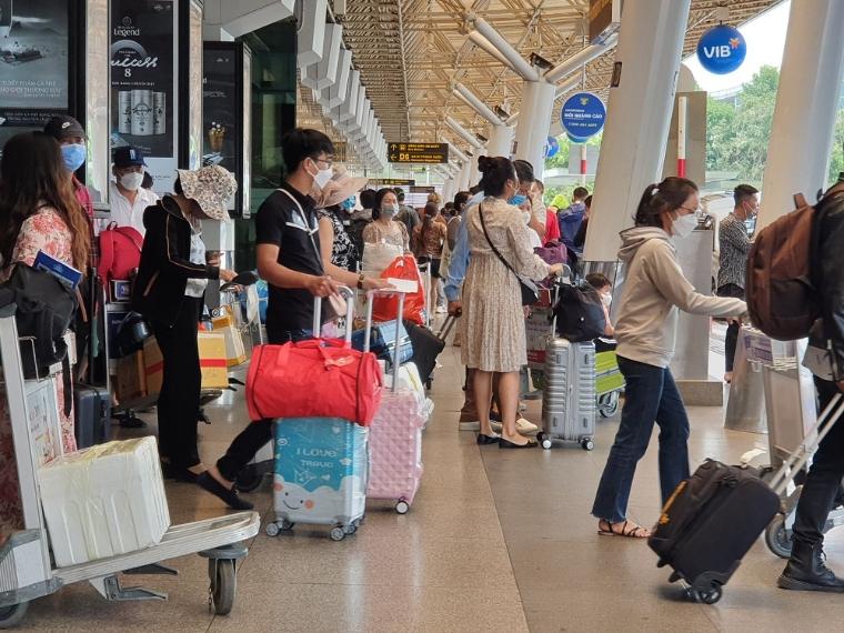 Hình ảnh sân bay Tân Sơn Nhất ngày cuối nghỉ lễ Giỗ Tổ, 4 vạn khách kéo vali đổ bộ - 6