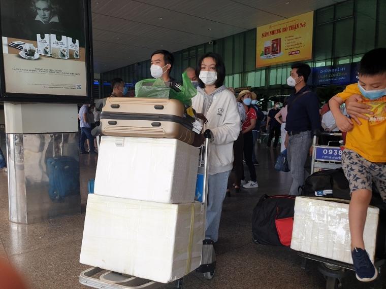 Hình ảnh sân bay Tân Sơn Nhất ngày cuối nghỉ lễ Giỗ Tổ, 4 vạn khách kéo vali đổ bộ - 7