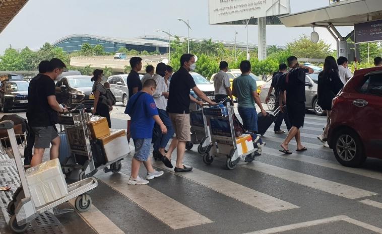 Hình ảnh sân bay Tân Sơn Nhất ngày cuối nghỉ lễ Giỗ Tổ, 4 vạn khách kéo vali đổ bộ - 8