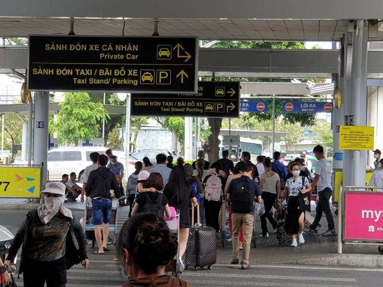Hình ảnh sân bay Tân Sơn Nhất ngày cuối nghỉ lễ Giỗ Tổ, 4 vạn khách kéo vali đổ bộ - 9
