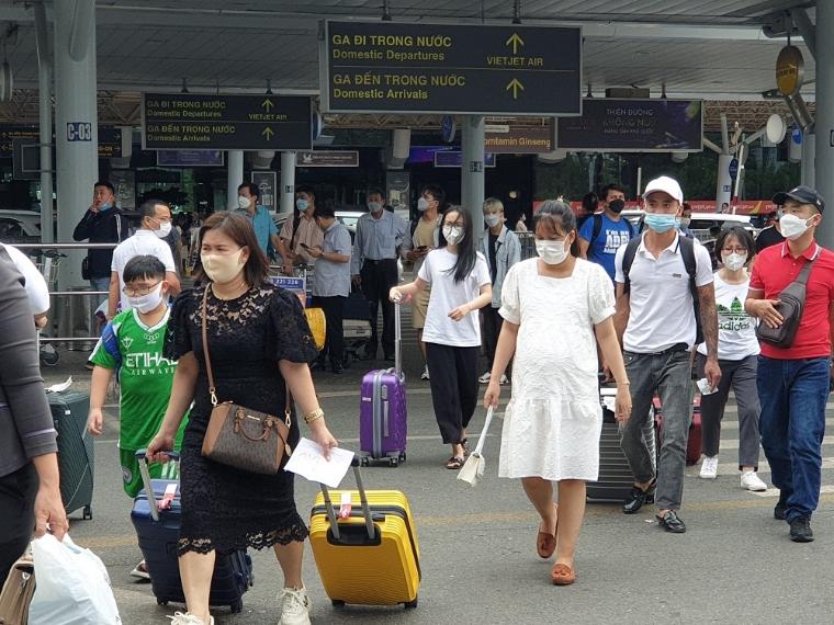 Hình ảnh sân bay Tân Sơn Nhất ngày cuối nghỉ lễ Giỗ Tổ, 4 vạn khách kéo vali đổ bộ - 10