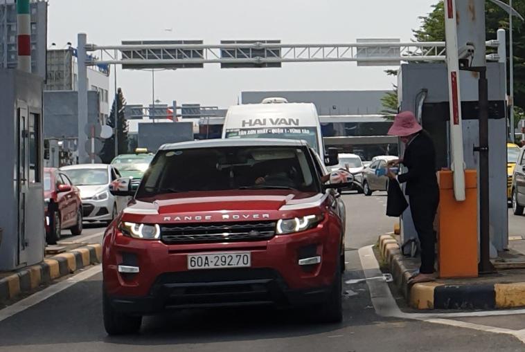 Hình ảnh sân bay Tân Sơn Nhất ngày cuối nghỉ lễ Giỗ Tổ, 4 vạn khách kéo vali đổ bộ - 13