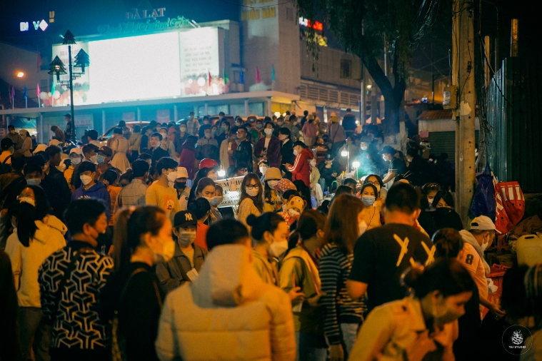 Nghỉ Giỗ Tổ: 5 vạn khách đổ về Đà Lạt, chợ đêm 'đông như kiến' - 1