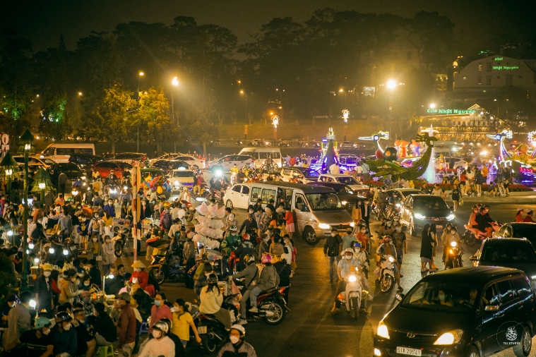 Nghỉ Giỗ Tổ: 5 vạn khách đổ về Đà Lạt, chợ đêm 'đông như kiến' - 4