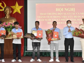 Khen thưởng các cá nhân dũng cảm cứu du khách đuối nước tại Bà Rịa-Vũng Tàu
