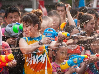 Lễ hội - Đến chơi Lễ hội té nước Songkran 2022 ở Thái Lan nhưng… không được té nước, khách nước ngoài mếu xệch