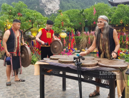 Lễ hội - Ninh Bình: Hàng vạn du khách đổ về Tràng An trong ngày khai hội