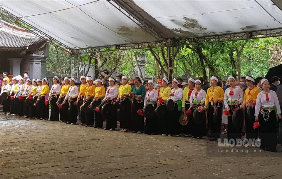 Ninh Bình: Hàng vạn du khách đổ về Tràng An trong ngày khai hội - 1