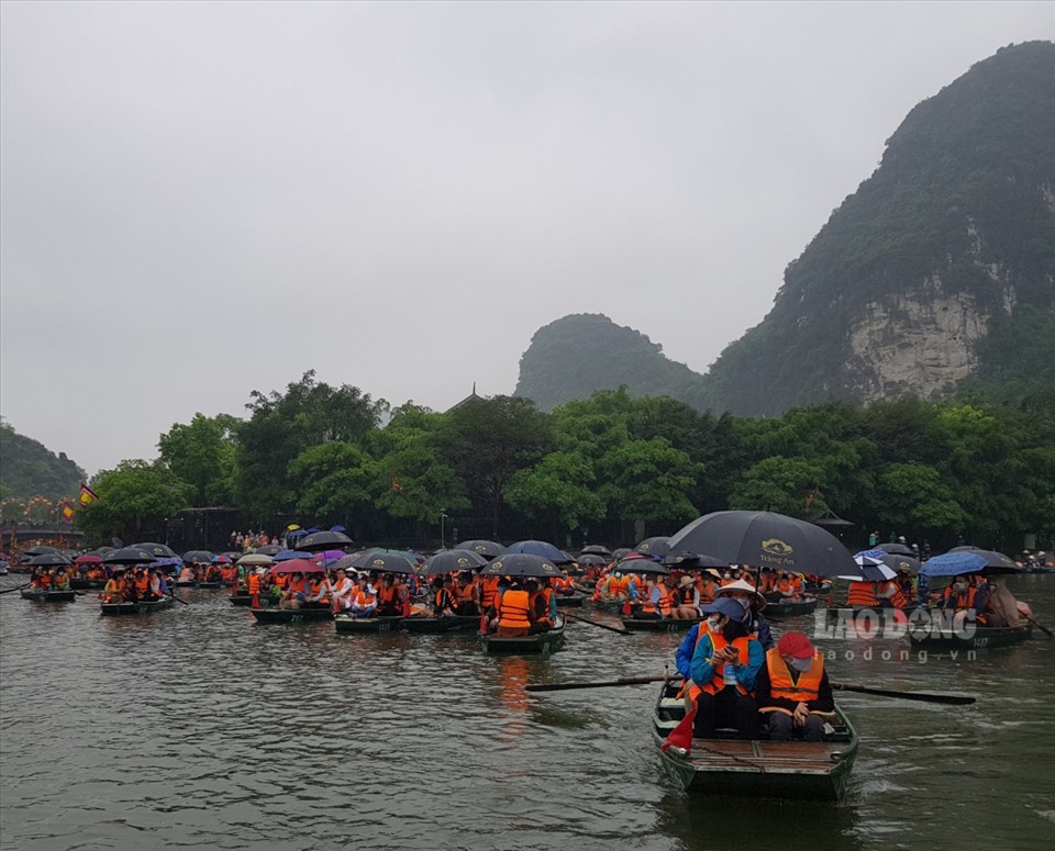 Ninh Bình: Hàng vạn du khách đổ về Tràng An trong ngày khai hội - 2