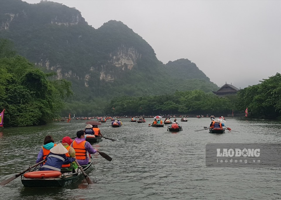 Ninh Bình: Hàng vạn du khách đổ về Tràng An trong ngày khai hội - 6