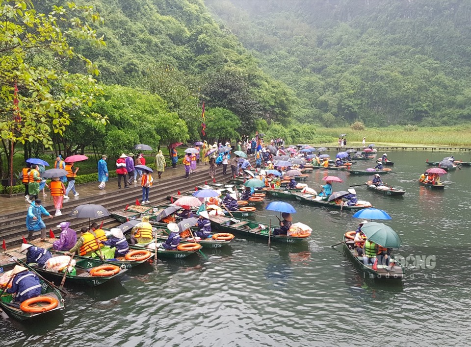 Ninh Bình: Hàng vạn du khách đổ về Tràng An trong ngày khai hội - 7