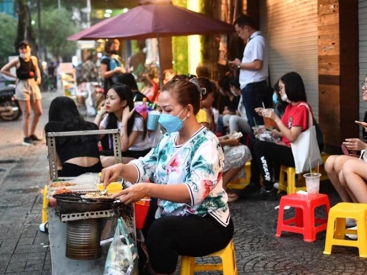 Mặt bằng tại trung tâm TP.HCM thành nơi đỗ xe, bán hàng rong