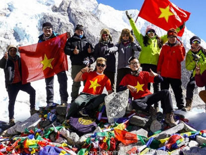 Chuyện hay - Khách Việt chi hàng nghìn USD leo Everest Base Camp
