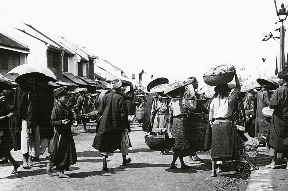 Cảnh buôn bán tấp nập trên phố Hà Nội cuối thế kỷ XIX. 