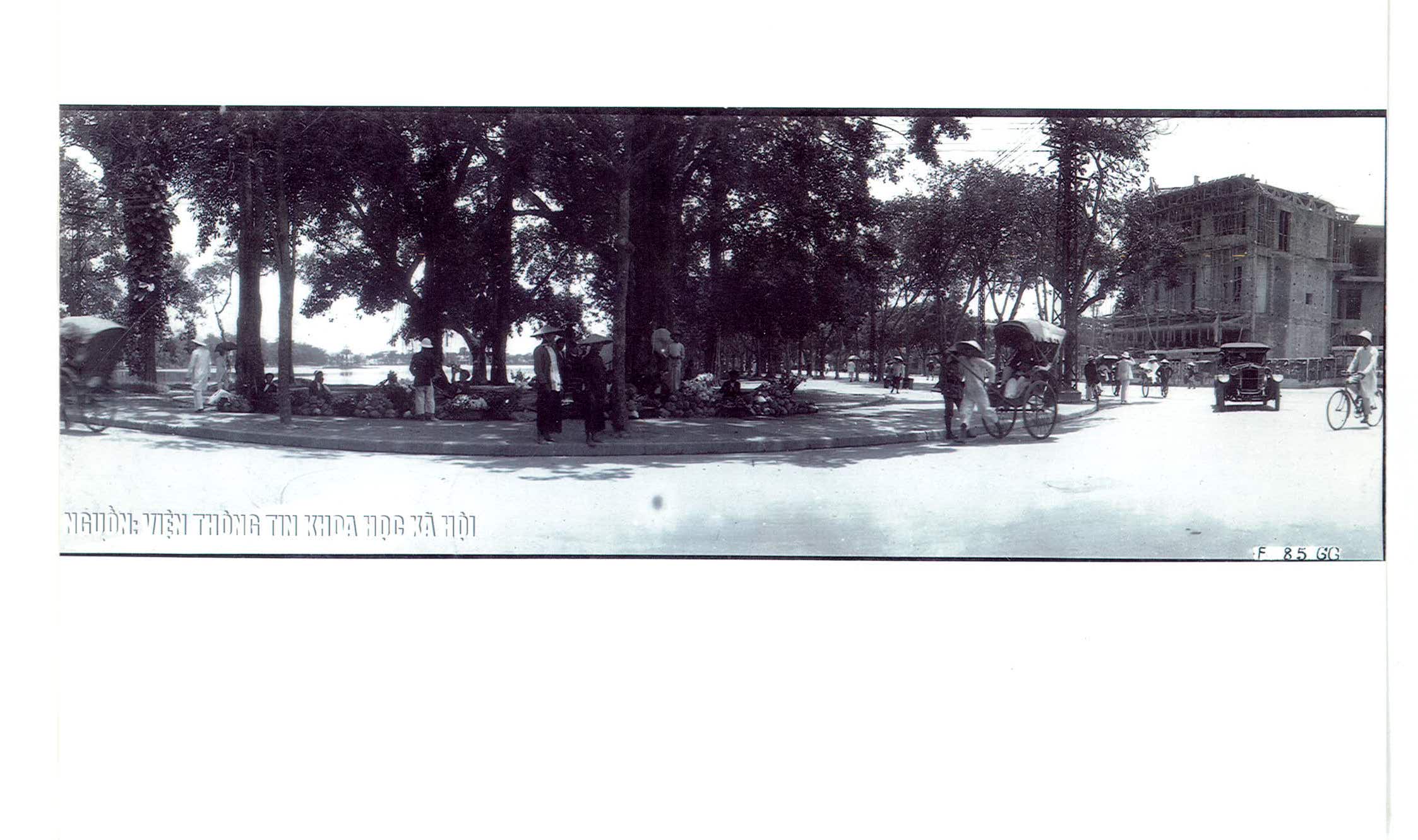 Bán hàng rong trên vỉa hè hồ Hoàn Gươm đầu thế kỷ XX.
