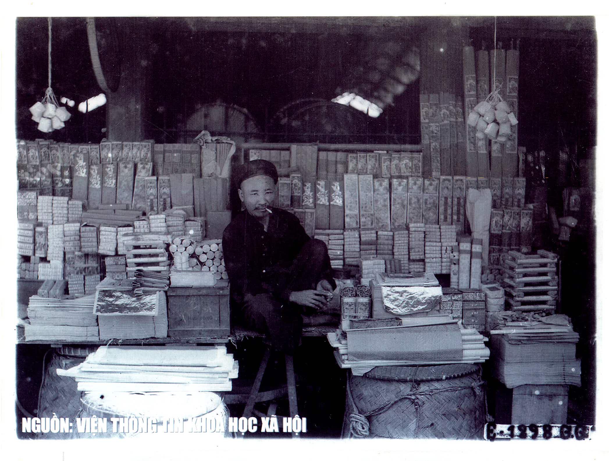 Hàng bán mũ giấy cho Táo quân nhân dịp Tết ở Chợ Đồng Xuân.