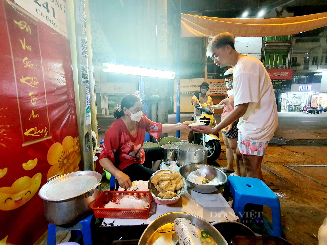 Sài Gòn quán: Lạ lùng quán chè nóng vỉa hè đường Võ Văn Tần, trời hầm hập mà khách vẫn đông - 1