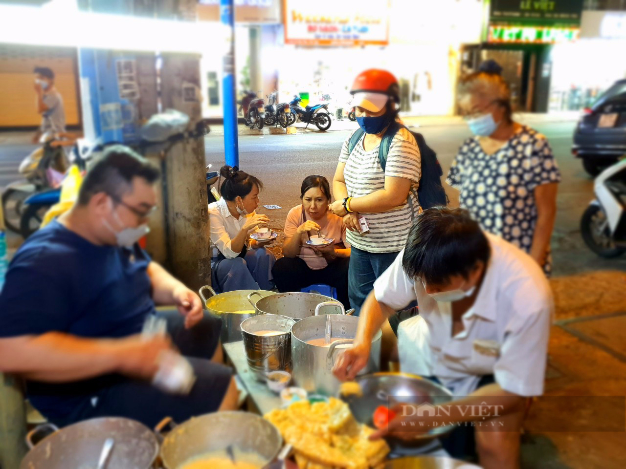 Sài Gòn quán: Lạ lùng quán chè nóng vỉa hè đường Võ Văn Tần, trời hầm hập mà khách vẫn đông - 3