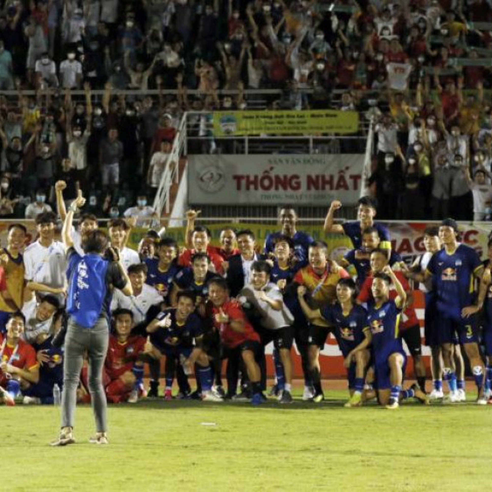 Thể thao - Thầy trò HLV Kiatisak vỡ oà ăn mừng trận hoà nhà vô địch Hàn Quốc
