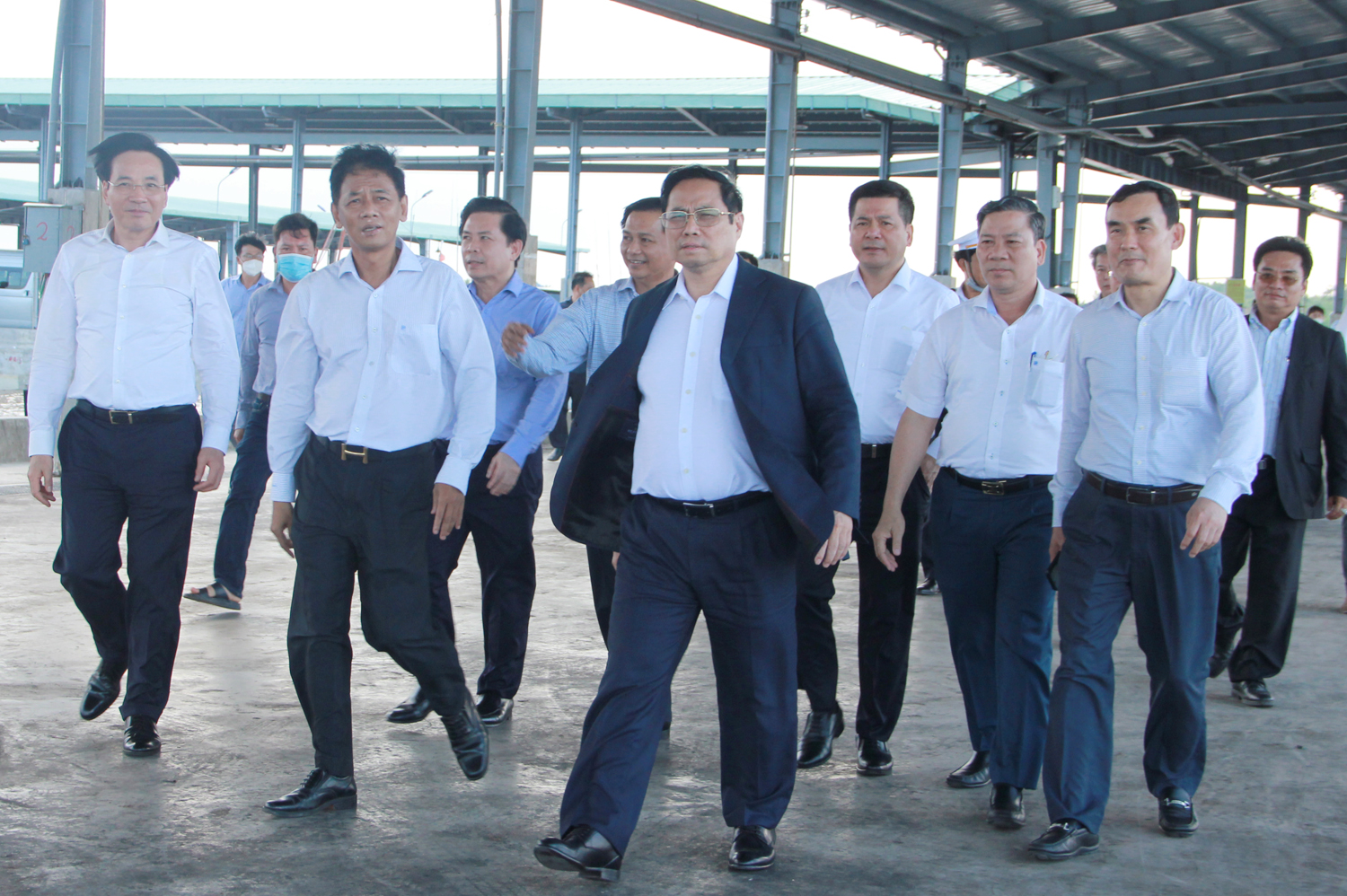 Thủ tướng Phạm Minh Chính khảo sát khu vực xây cảng biển ở Sóc Trăng - 1