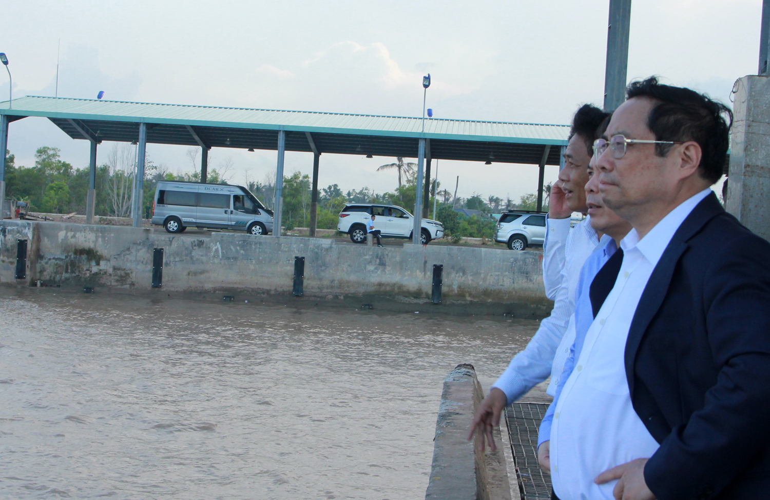 Thủ tướng Phạm Minh Chính khảo sát khu vực xây cảng biển ở Sóc Trăng - 3