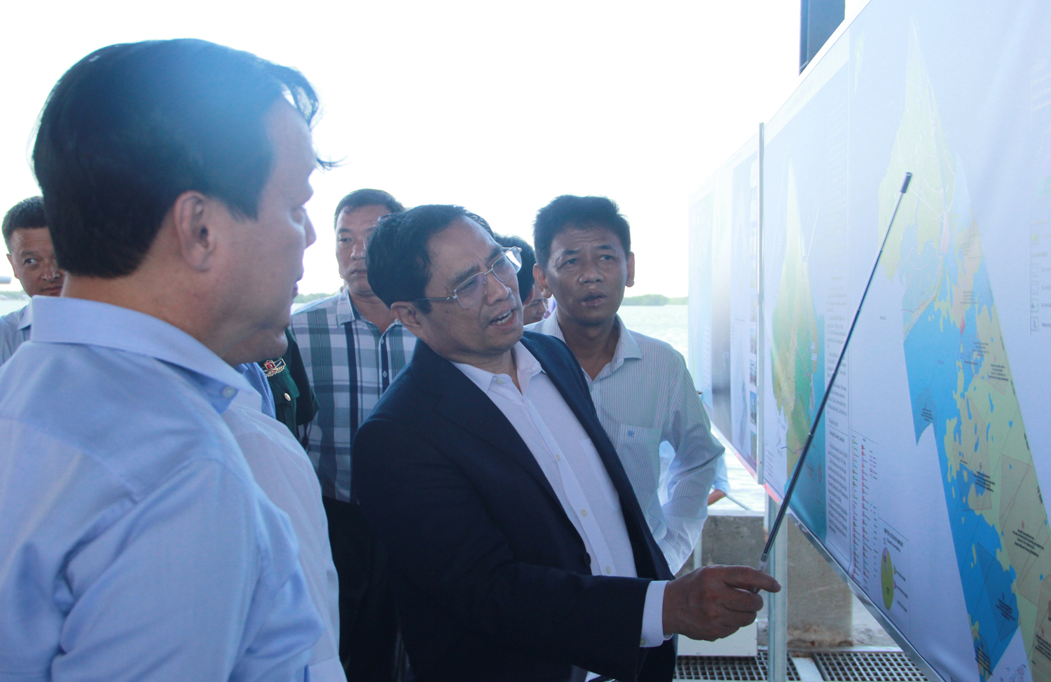 Thủ tướng Phạm Minh Chính khảo sát khu vực xây cảng biển ở Sóc Trăng - 5