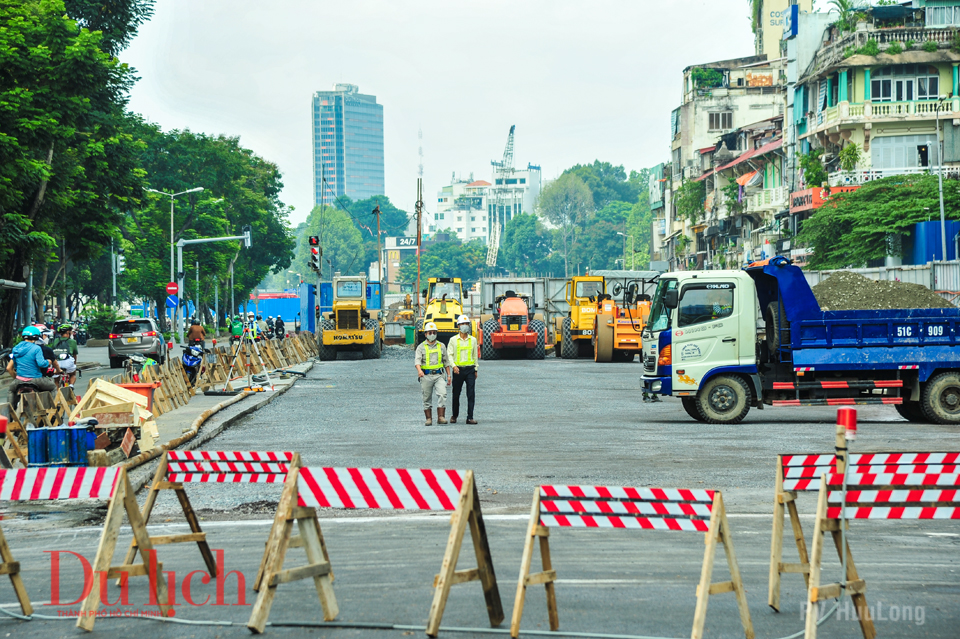 Rào chắn được tháo bỏ sau 6 năm, khu phố 'vàng' Lê Lợi đã lại sạch đẹp - 16