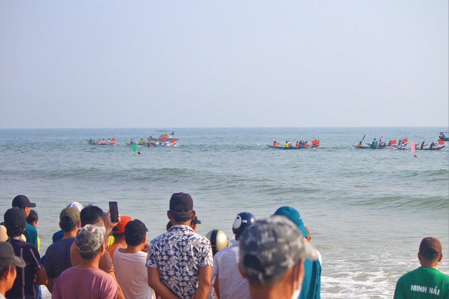 Kịch tính đua thuyền trên biển Thuận An - 12